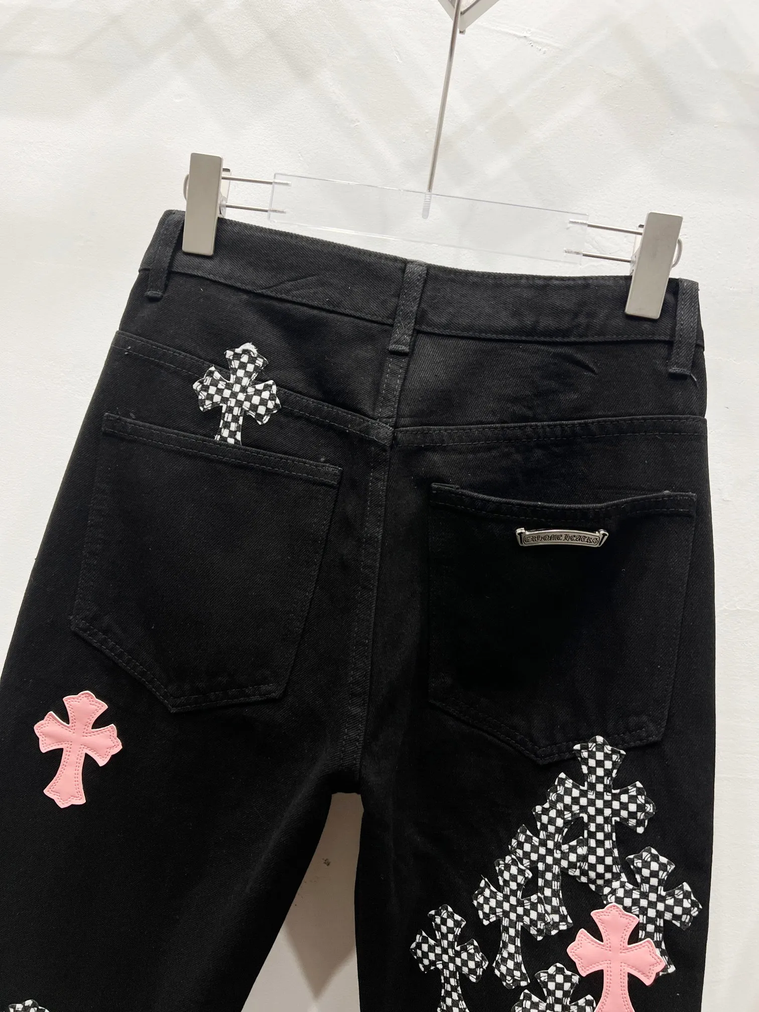 P260 Style number: (c015) Chrome hearts Cross patch leather jeans workwear logging pants Chrome hearts logging pants are here! ! ! CH Croix Heart Double Knee Cross Patch Leather Bo1 Style Logging Pants Straight-leg Work Pants B136 Croix Heart Cross Sanskrit Overalls Price 4W Level, Patched Cross Pattern Decoration, High Waist Washed Jeans! ! Absolutely high-end luxury products, 1.9W level god-level single products, super popular products, made by top heavy industry, not to be missed. About Zangyin, this is an extremely luxurious fashion brand, which can also be called the nobles of the high street. It has always been an exclusive brand of some hipsters or rich second generation. Compared with ordinary high streets, it is more luxurious and noble. Compared with luxury brands, it has a more fashionable personality and has always been a brand that I have a special liking for. Imported yarn is custom-woven into a high-density twill canvas, which ensures a crisp silhouette while also making the fabric feel very delicate. It follows the B01 classic silhouette, with a crisp and stylish upper body. The ready-made garments are stone-ground and fermented, so they can be matched with any style. Buttons and brushed zinc are washed with genuine YKK retro metal products. Double-layered canvas on the front. Perfect details. All hardware is perfect. Size: s-XXL Color: Black